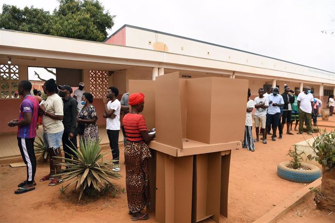Un grupo de personas espera su turno para poder votar en las últimas elecciones en Angola.
