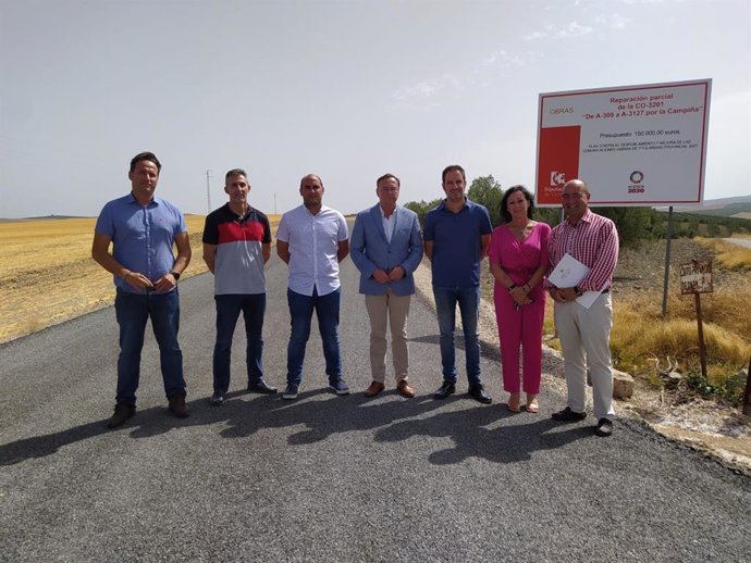 El delegado de Medio Natural y Carreteras de la Diputación de Córdoba, Francisco Palomares, visita la obra de reparación parcial de la CO-3201 en Castro del Río.