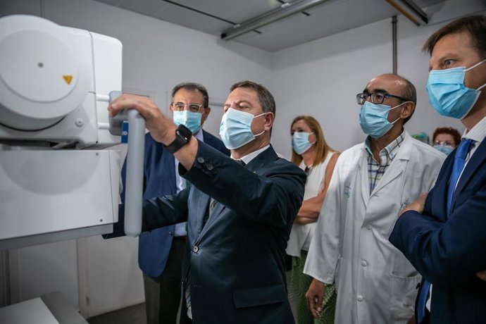El presidente de Castilla-La Mancha, Emiliano García-Page, visita el Servicio de Radiología del Hospital General de Valdepeñas