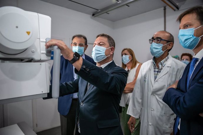 El presidente de Castilla-La Mancha, Emiliano García-Page, visita el Servicio de Radiología del Hospital General de Valdepeñas