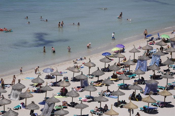 Archivo - Turistas en la playa en El Arenal.