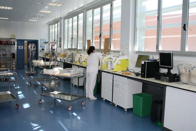 Archivo - Una trabajadora del Banco de Sangre de Extremadura.