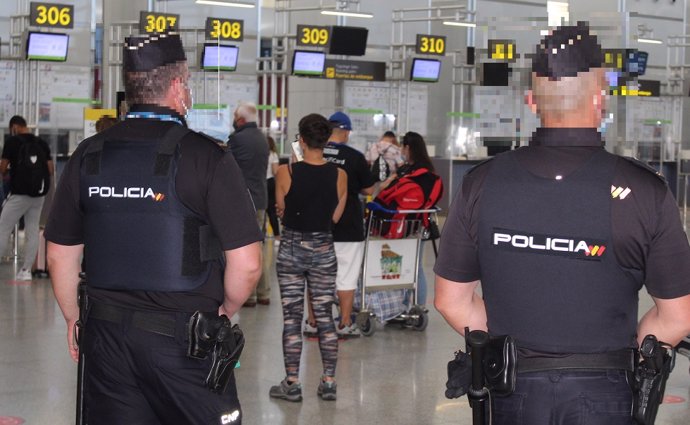 Archivo - Dos agentes de la Policía Nacional en el aeropuerto de Málaga-Costa del Sol