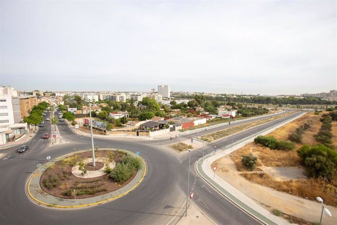 Vista general de la Ronda Sur de Mairena del Aljarafe, donde se llevan a cabo de trabajos de plantación de arbolado y de luminaria.