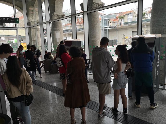 Colas nas máquinas de autoventa de Renfe, en Santiago