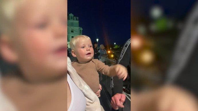 La reacción de este niño al estallido de los fuegos artificiales ha despertado las risas en la red