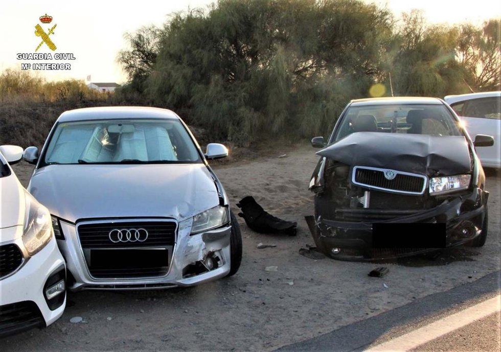 Imagen del estado de los vehículos estacionados contra los que chocó el conductor.