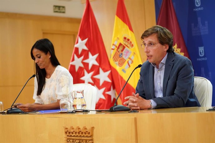 El alcalde y la vicelalcaldesa de Madrid, José Luis Martínez Almeida y Begoña Villacís, en la rueda tras la Junta de Gobierno