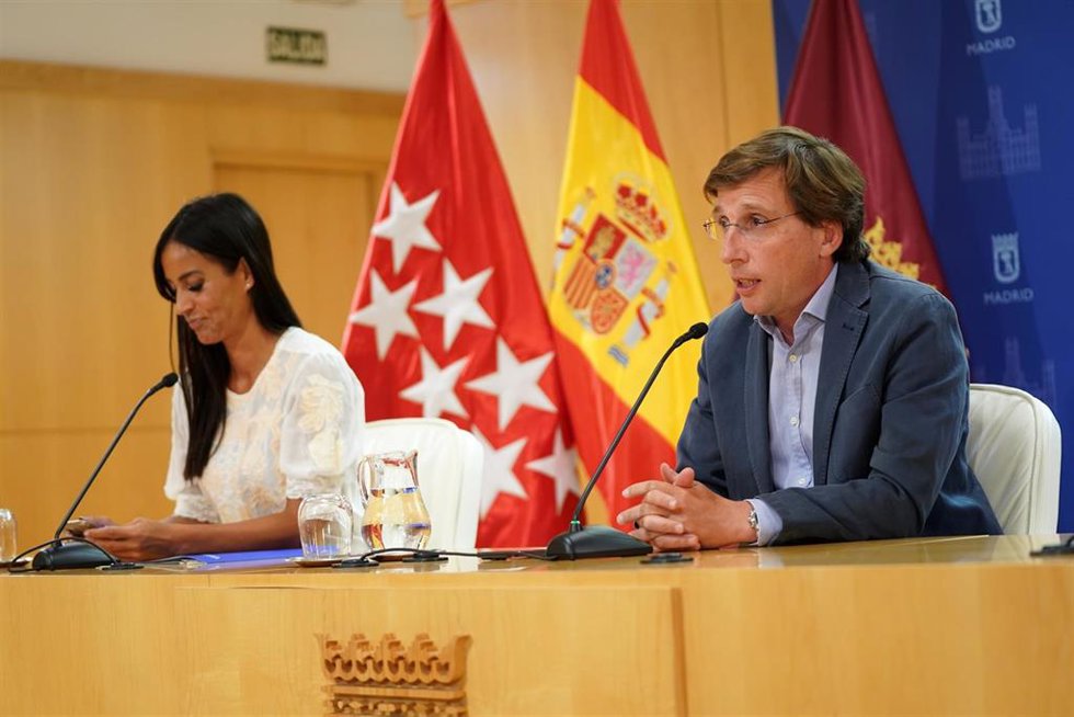 El alcalde y la vicelalcaldesa de Madrid, José Luis Martínez Almeida y Begoña Villacís, en la rueda tras la Junta de Gobierno