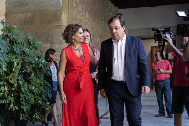 La ministra de Hacienda y Función Pública y vicesecretaria general del PSOE, María Jesús Montero y el presidente de la Junta de Extremadura, Guillermo Fernández Vara, a su llegada a una reunión para inaugurar el inicio del curso político en Mérida, en la 