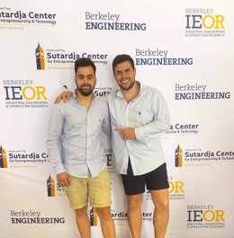 Los estudiantes Fernando Ramón Vázquez Cid y Ricardo Jorge Martins Dias, en un programa intensivo de emprendimiento de la UC Berkeley, en California (Estados Unidos).