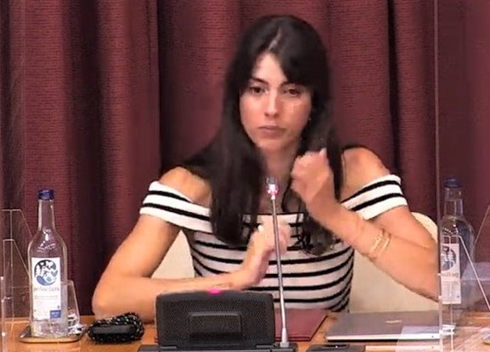 Patricia Lapeña, emocionada, durante su intervención de despedida en el pleno municipal
