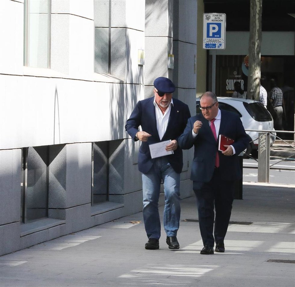 El comisario jubilado José Manuel Villarejo llega a la Audiencia Nacional para su reconocimiento médico.