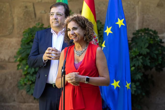 La ministra de Hacienda y Función Pública, María Jesús Montero, y el presidente de la Junta de Extremadura, Guillermo Fernández Vara, en rueda de prensa tras reunirse en Mérida