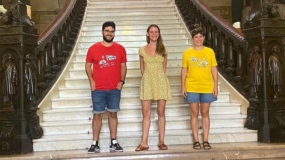 La regidora de Participación Ciudadana y Gobierno Interior, Cludia Costa, junto a los portavoces de 'Orgull Llonguet', Laura Velilla y Jaume Bau.