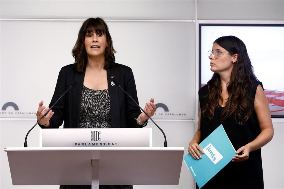 La secretaria segunda de la Mesa del Parlament, Aurora Madaula, y la portavoz de Junts en el Parlament, Mnica Sales, en rueda de prensa
