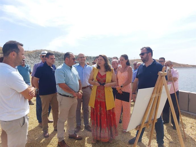 La consejera de Agricultura, Pesca, Agua y Desarrollo Rural, Carmen Crespo, este jueves, en una visita a las obras de mejora y consolidación de los regadíos de la Comunidad de Regantes de Cuevas de Almanzora, Balsa de Ballabona.