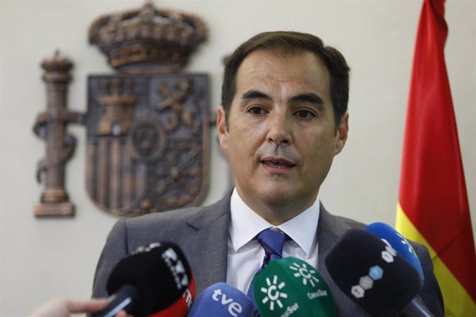 El consejero de Justicia y Administración Local y Función Pública, José Antonio Nieto, atiende a los medios en Granada.