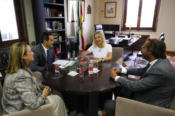 El consejero de Justicia y Administración Local y Función Pública, José Antonio Nieto, se reúne con la fiscal superior de Andalucía, Ana Tárrago, para abordar temas que afectan al Ministerio Público.