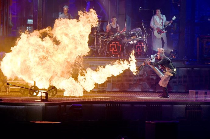 Archivo - FILED - 18 June 2022, North Rhine-Westphalia, Duesseldorf: Rammstein lead singer Till Lindemann (R) fires a flame thrower on stage while playing the "Mein Teil" track. Photo: Malte Krudewig/dpa
