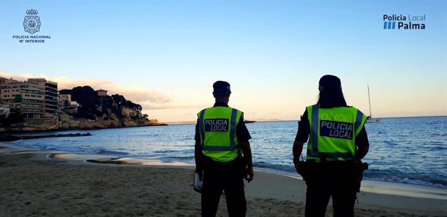 Archivo - Agentes de la Policía Local de Palma, en una playa.