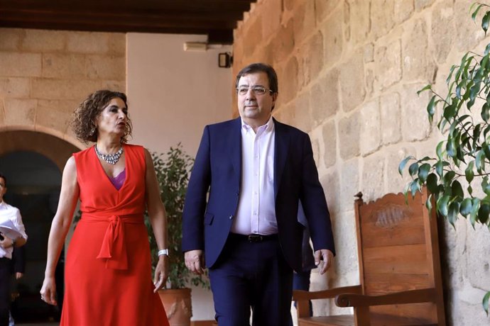 La ministra de Hacienda y Función Pública, María Jesús Montero, y presidente de la Junta de Extremadura, Guillermo Fernández Vara, se reúnen en Mérida