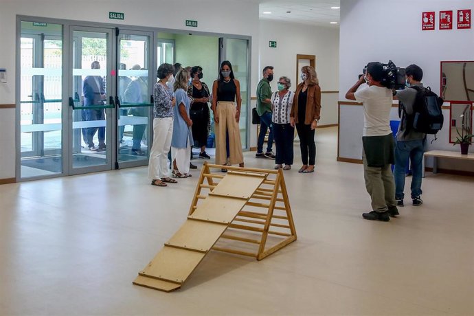 Archivo - La vicealcaldesa de Madrid, Begoña Villacís (c), a  su llegada a la Escuela Infantil Parque de los Ingenieros, a 1 de septiembre de 2021, en Madrid (España).