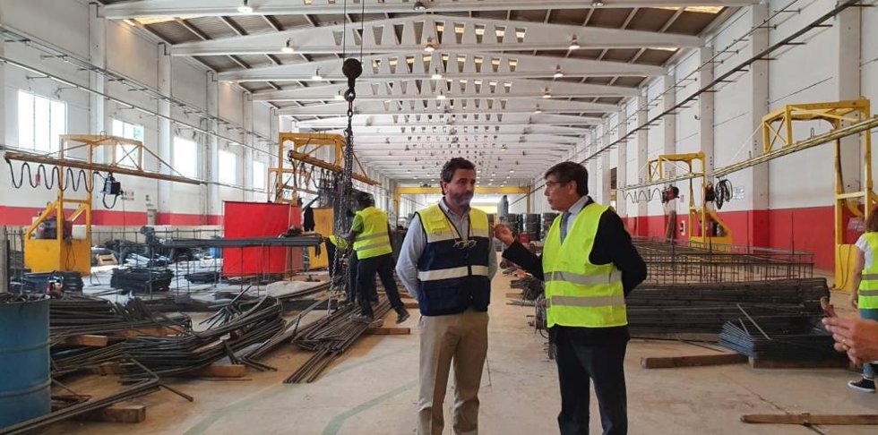 El vicepresidente y consejero de Industria, Competitividad y Desarrollo Empresarial del Gobierno de Aragón, Arturo Aliaga, durante su visita a la empresa Alvipre en Monzón.