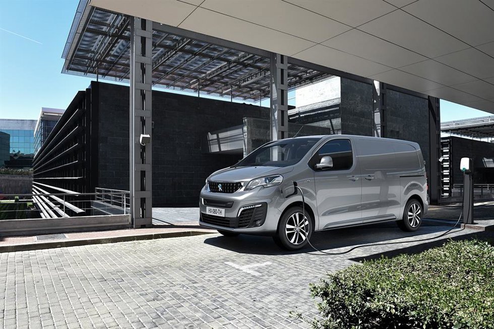 Archivo - Nueva Peugeot e-Expert eléctrica.
