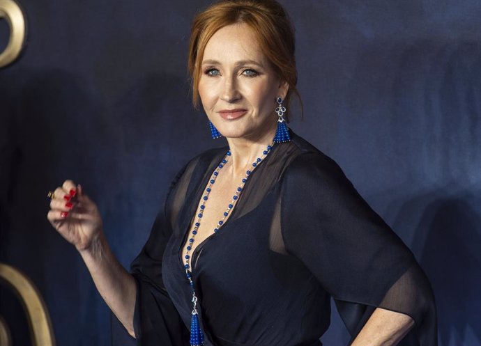 J.K. Rowling incluye en su nuevo libro el asesinato de un personaje acusado de transfobia y niega que sea autobiográfico