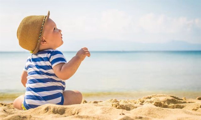 Un bebé en la playa