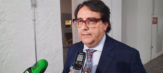 Archivo - El vicepresidente segundo de la Junta y consejero de Sanidad, José María Vergeles, atiende a los medios