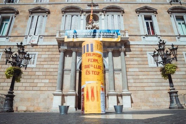 Cartel institucional de la Diada de 2022 frente a la fachada del Palau de la Generalitat.