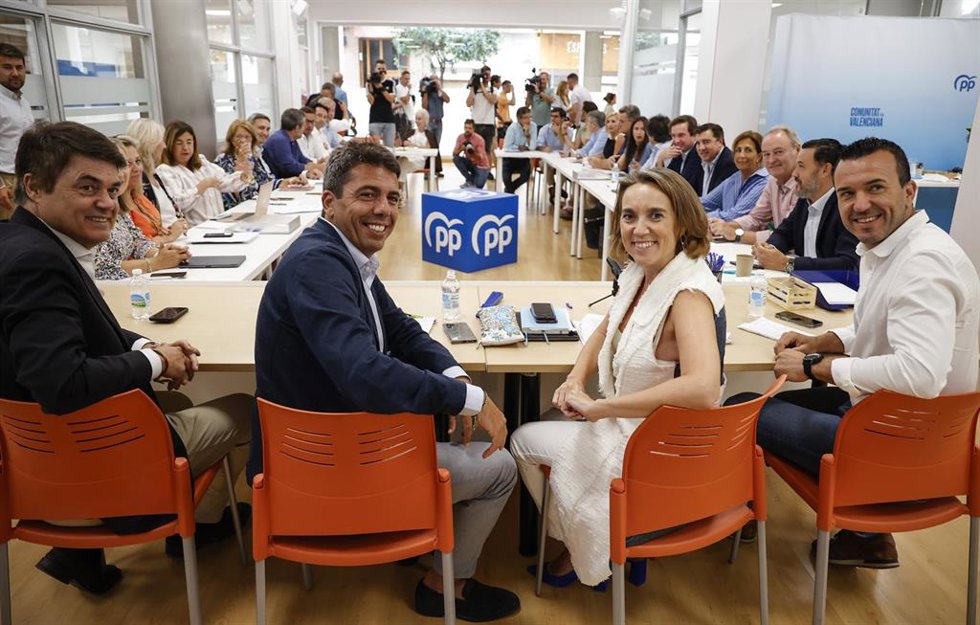 El presidente del PPCV, Carlos Mazón (2i) y la portavoz del PP en el Congreso, Cuca Gamarra (3i)