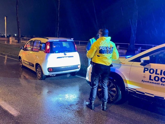 Archivo - El coche de la conductora ebria junto a la Policía Local de Palma.