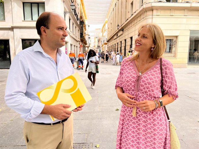 Los concejales de Vox en el Ayuntamiento de Sevilla Gonzalo García de Polavieja y Cristina Peláez, portavoz de la formación.