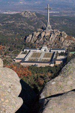Archivo - El complejo monumental del Valle de los Caídos visto desde el mirador de Cuelgamuros.