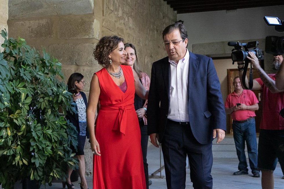 La ministra de Hacienda y Función Pública y vicesecretaria general del PSOE, María Jesús Montero y el presidente de la Junta de Extremadura, Guillermo Fernández Vara, a su llegada a una reunión para inaugurar el inicio del curso político en Mérida