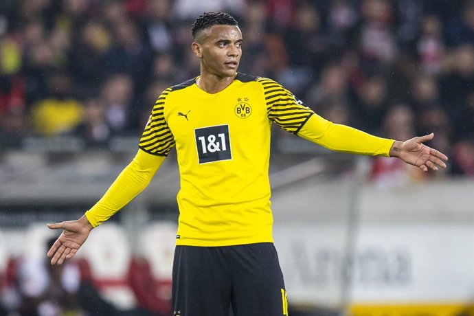 Archivo - FILED - 08 April 2022, Baden-Wuerttemberg, Stuttgart: Borussia Borussia Dortmund's Manuel Akanji gestures during the German Bundesliga soccer match between VfB Stuttgart and Borussia Dortmund at the Mercedes-Benz Arena. Photo: Tom Weller/dpa