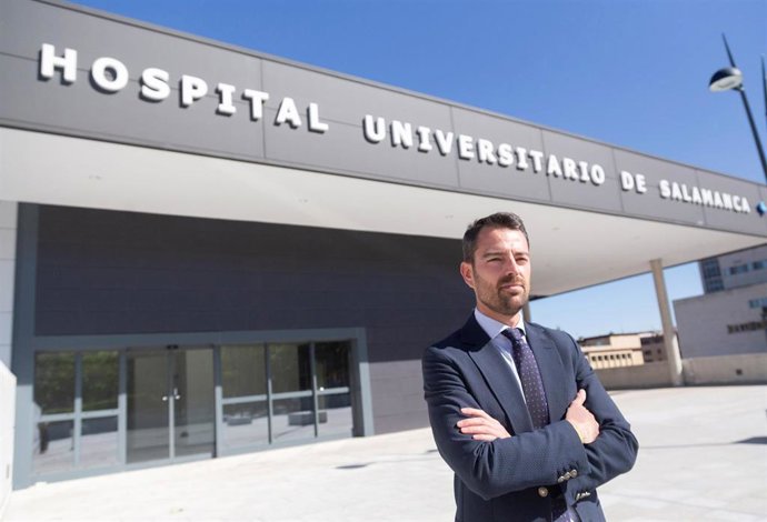 Luis Miguel González a las puertas del nuevo Hospital Universitario de Salamanca.