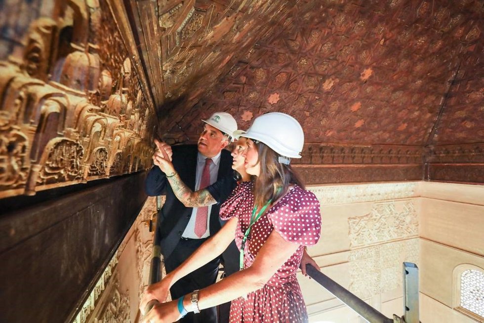 El consejero de Turismo, Cultura y Deporte, Arturo Bernal, y la directora del Patronato de la Alhambra han supervisado la colocación del arrocabe de la Torre de las Damas.