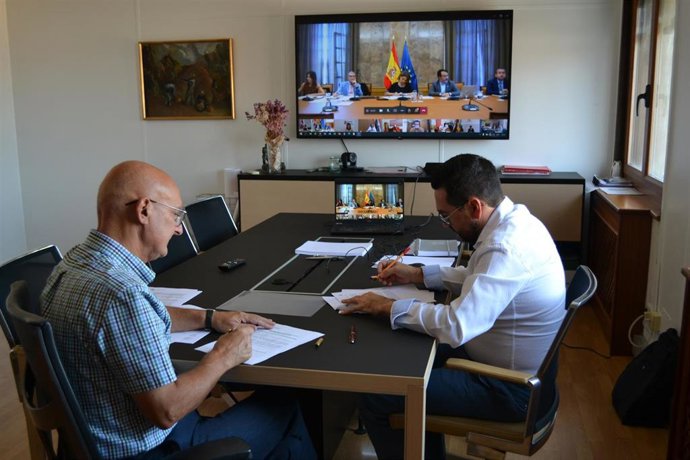 El consejero de Cohesión Territorial, Bernardo Ciriza, y el director general de Administración Local y Despoblación, Jesús M Rodríguez, han participado de forma telemática en la Conferencia Sectorial de Reto Demográfico.