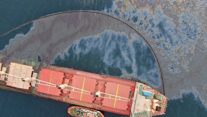 Vista aérea del buque OS35 tras la fuga de fueloil.