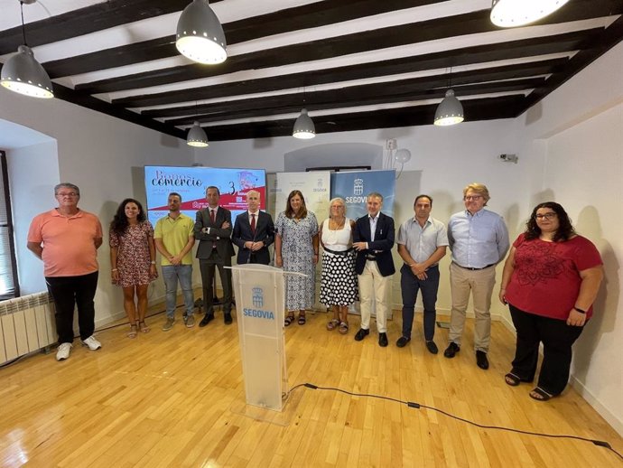 La alcaldesa de Segovia, Clara Martín, junto con la concejala de Desarrollo Económico y Empleo, María Antonia Sanz, y los representantes de las entidades colaboradoras con la campaña.