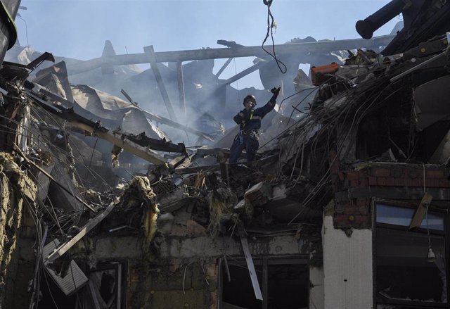 Archivo - Edificio residencial destruido por las tropas rusas en Kiev, Ucrania.