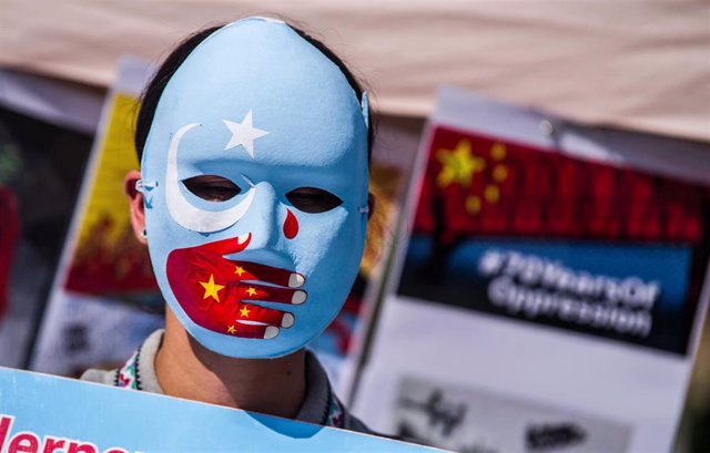 Un hombre con la bandera uigur en una protesta en Alemania contra los crímenes en la región de Xinjiang