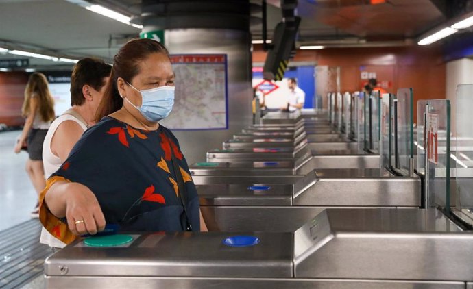 Viajeras una estación de cercanías.