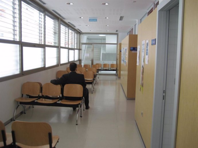 Archivo - Sala de espera en ambulatorio, foto de archivo