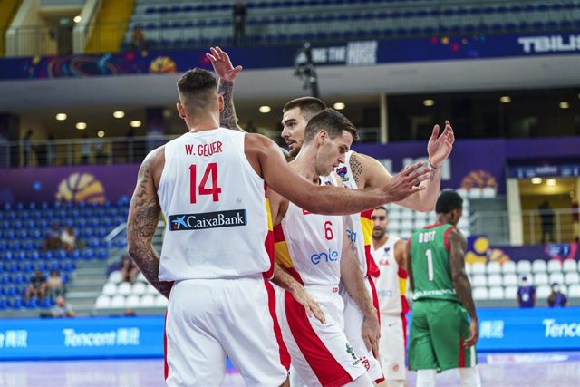 Los jugadores de la selección española celebran una canasta en su partido del Eurobasket 2022 ante Bulgaria