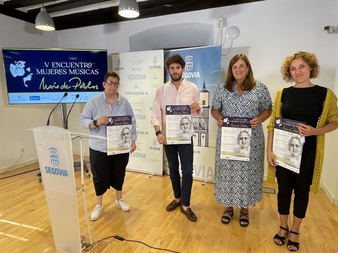 La alcaldesa de Segovia, Clara Martín; el concejal de Cultura, Alberto Espinar; la coordinadora de la Fundación Don Juan de Borbón, Noelia Gómez: y la presidenta de la asociación de vecinos de Santa Eulalia, Ester Santos.